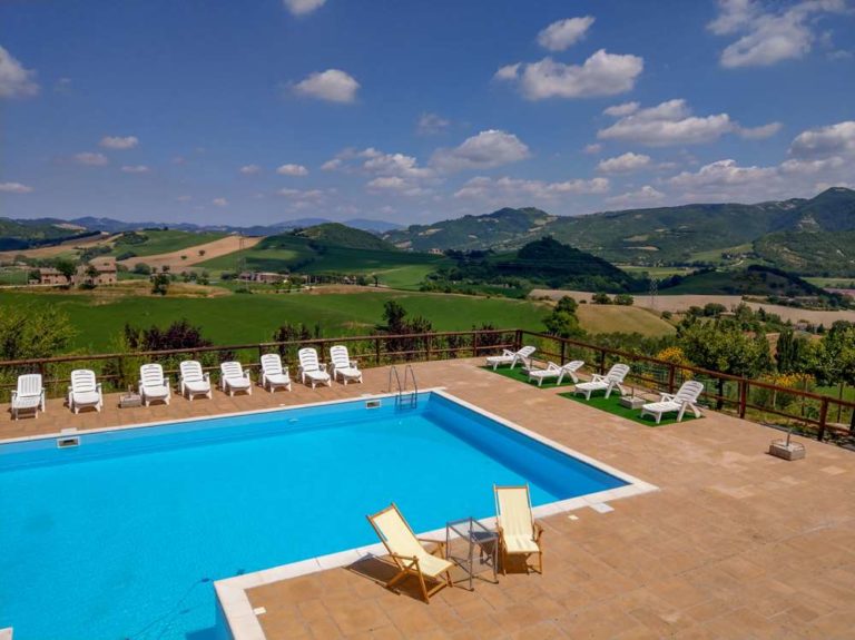 Agriturismo nelle Marche con piscina